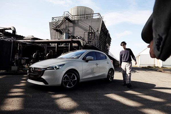 ina-spec-2022_mazda2_ipm6_uk_rhd_brd_c03_hb_ext_hero_w_talent_until_nov_2025-1